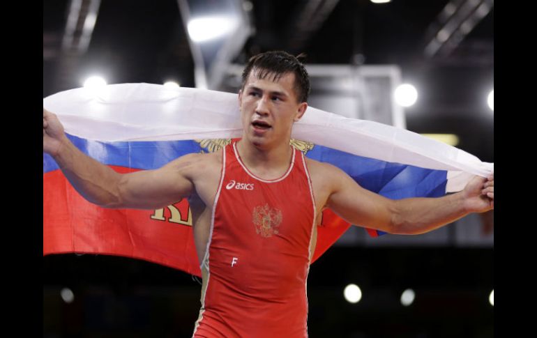 Vlasov, con la bandera rusa celebrando el oro. AP  /