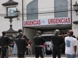 Unos mariachis tocan a las afueras del hospital en Cuernavaca, donde falleció Chavela Vargas. EFE  /