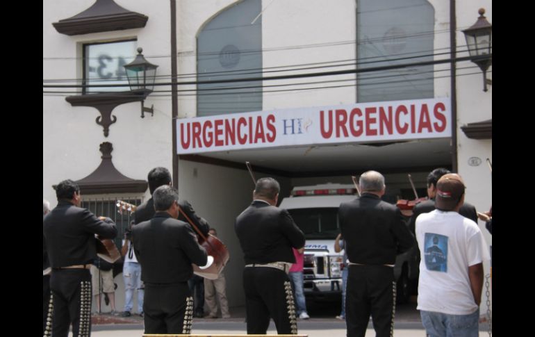 Unos mariachis tocan a las afueras del hospital en Cuernavaca, donde falleció Chavela Vargas. EFE  /