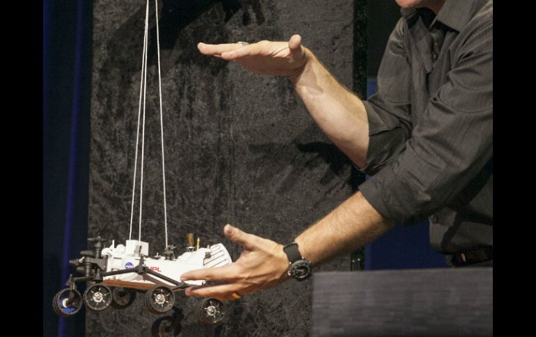 Expertos explican cómo 'Curiosity' desplegará el paracaídas supersónico para su descenso en Marte. AP  /