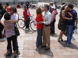 Parejas se besan en la plaza del Templo Expiatorio en protesta por la detención de una pareja. EL UNIVERSAL  /