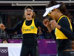 Juliana Silva and Larissa Franca celebran su actuación positiva ante sus contrincantes germanas. AFP  /