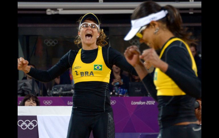 Juliana Silva and Larissa Franca celebran su actuación positiva ante sus contrincantes germanas. AFP  /