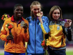 Caterine Ibarguen (I),Olga Rypakova (C) y Olha Saladuha (D) posan para la prensa durante la ceremonia de galardones. REUTERS  /