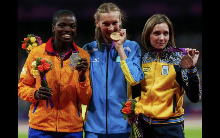 Caterine Ibarguen (I),Olga Rypakova (C) y Olha Saladuha (D) posan para la prensa durante la ceremonia de galardones. REUTERS  /