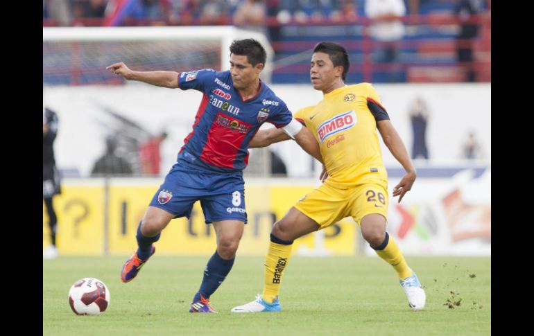 El paraguayo Osvaldo Martínez (i) marcó el segundo tanto de Atlante. MEXSPORT  /