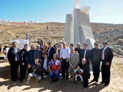 El presidente Piñera se toma una foto con los mineros asistentes al acto. AP  /