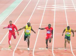 Usain Bolt refrenda su corona en los 100 metros, imponiendo nuevo récord olímpico. EFE  /