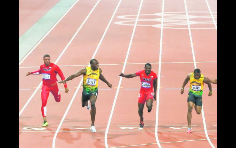 Usain Bolt refrenda su corona en los 100 metros, imponiendo nuevo récord olímpico. EFE  /