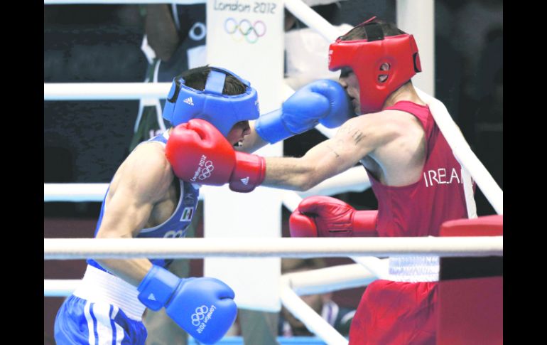 Intercambio de golpes. Óscar Valdez (azul) conecta de izquierda en el rostro al irlandés John Joe Nevin. EFE  /