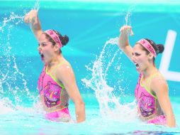 Arte en el agua. La dupla mexicana presentará hoy su rutina libre en busca del pase a la final. AFP  /