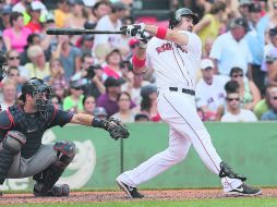 Adiós. Adrián González observa su batazo que se tradujo en un cuadrangular de dos carreras contra el pitcheo de los Mellizos. AP  /