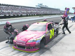 Servicio. Jeff Gordon realiza una detención en pits. AFP  /