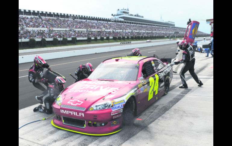 Servicio. Jeff Gordon realiza una detención en pits. AFP  /