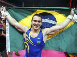 El gimnasta brasileño celebra con la bandera de su país. REUTERS  /