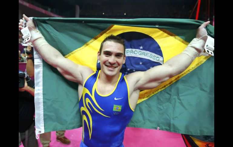 El gimnasta brasileño celebra con la bandera de su país. REUTERS  /