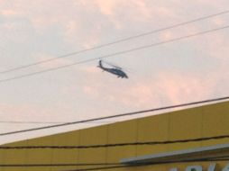 Helicóptero Black Hawk de la Policía Federal, sobrevuela la ciudad por los operativos. ESPECIAL  /