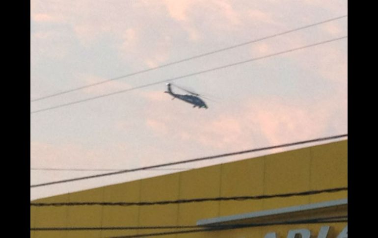 Helicóptero Black Hawk de la Policía Federal, sobrevuela la ciudad por los operativos. ESPECIAL  /