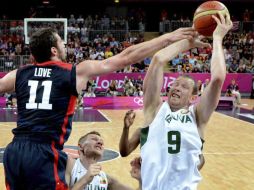 EL jugador Kevin Love intenta taponar al lituano Darius Songaila. EFE  /