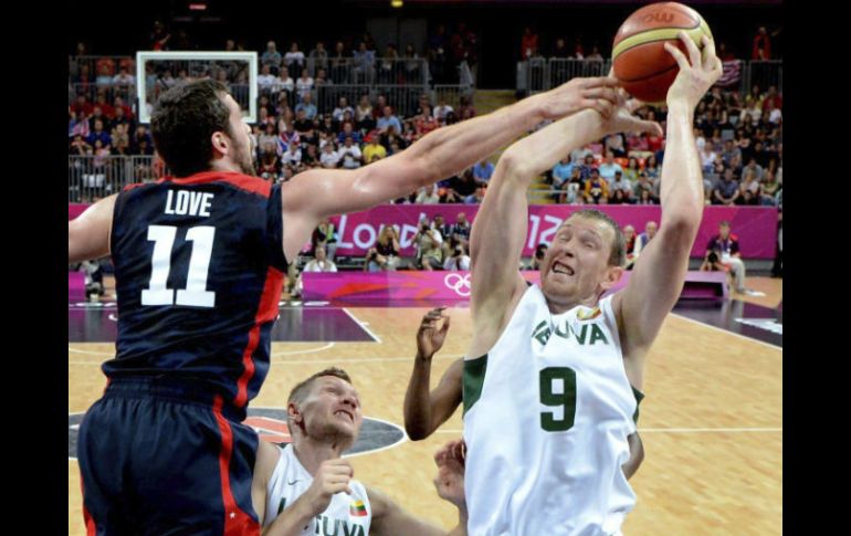 EL jugador Kevin Love intenta taponar al lituano Darius Songaila. EFE  /