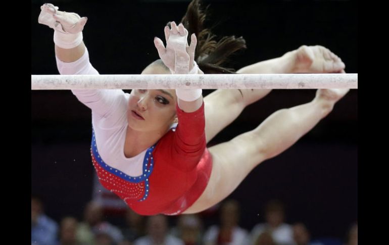 Mustafina durante su rutina, la mejor calificada por los jueces. AP  /