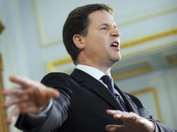 Visiblemente afectado, Clegg dio una conferencia de prensa parta explicar su postura. AFP  /