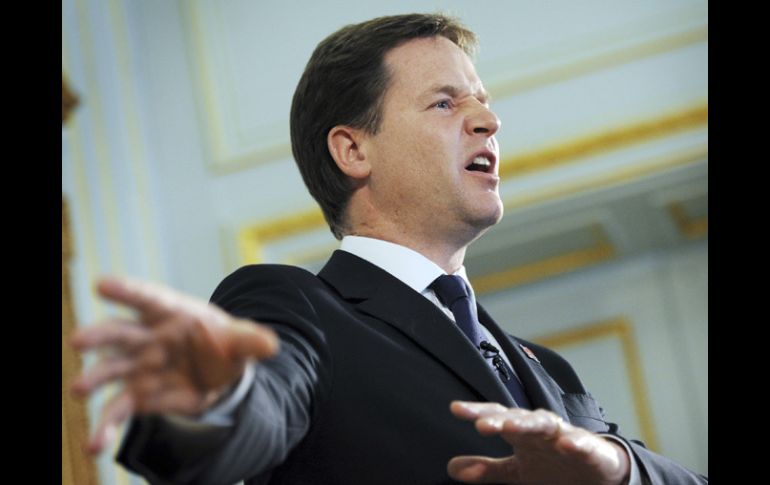 Visiblemente afectado, Clegg dio una conferencia de prensa parta explicar su postura. AFP  /