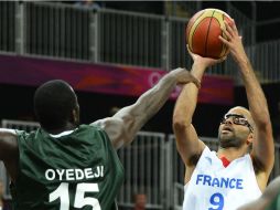 El francés Tony Parker lanza a la canasta frente al nigeriano Olumide Oyedeji. EFE  /