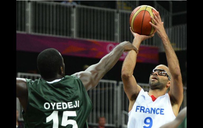 El francés Tony Parker lanza a la canasta frente al nigeriano Olumide Oyedeji. EFE  /