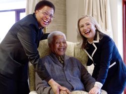 Fotografía que muestra a Graca Machel (i), esposa de Mandela (c) conviviendo con Hillary Clinton durante su visita. AFP  /