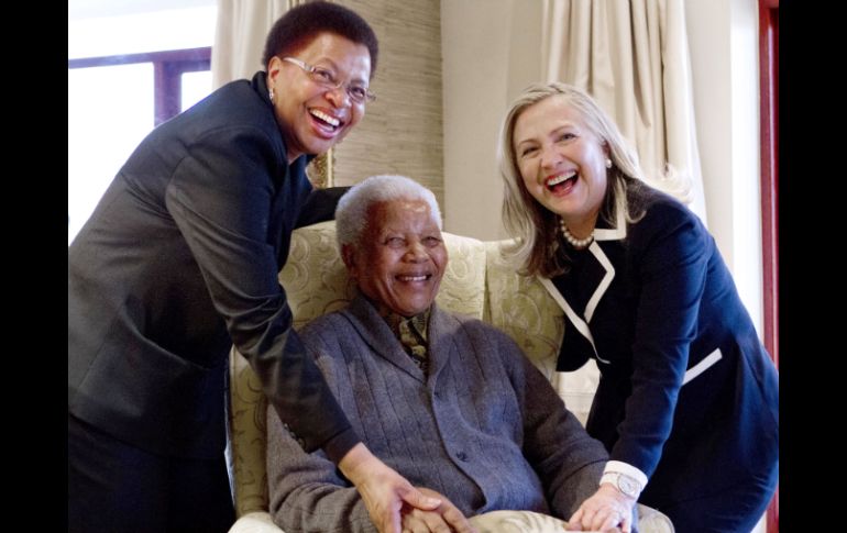 Fotografía que muestra a Graca Machel (i), esposa de Mandela (c) conviviendo con Hillary Clinton durante su visita. AFP  /