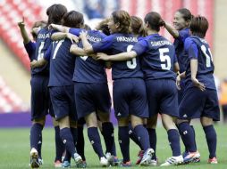 Las futbolistas festejan al término de su partido. AP  /