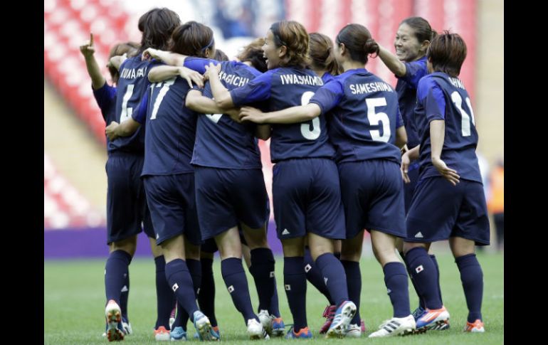 Las futbolistas festejan al término de su partido. AP  /