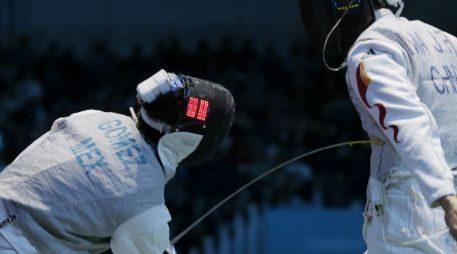 Daniel Gómez (izq) cayo ante el chino Ma Jianfrei en treintadosavos de final del florete olímpico. ARCHIVO  /