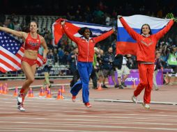 La estadounidense Jennifer Suhr (i) celebra junto a la cubana Yarisley Silva (c) y la rusa Elena Isinbaeva. AFP  /