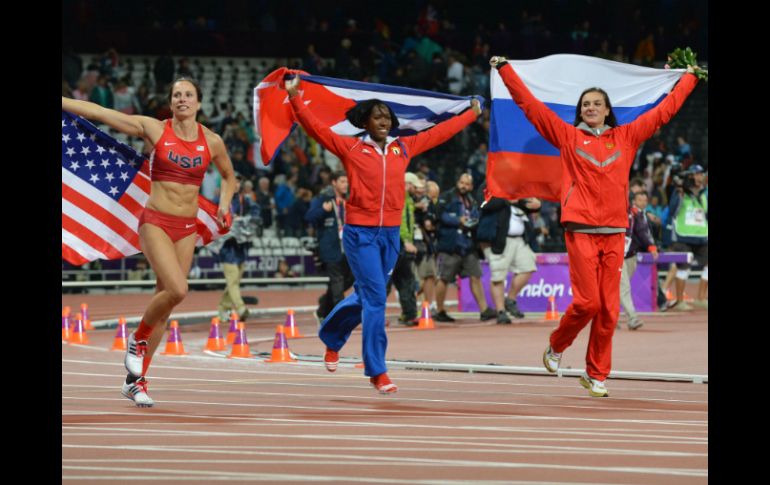 La estadounidense Jennifer Suhr (i) celebra junto a la cubana Yarisley Silva (c) y la rusa Elena Isinbaeva. AFP  /