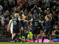 Las jugadoras estadounidenses celebran tras derrotar 4-3 a Canadá en tiempos extras. AFP  /