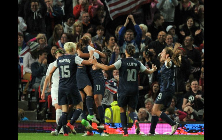 Las jugadoras estadounidenses celebran tras derrotar 4-3 a Canadá en tiempos extras. AFP  /