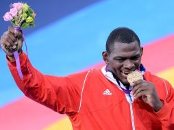 López posa con su medalla de oro que dedica a Cuba. AFP  /