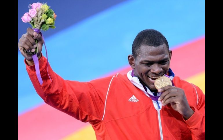 López posa con su medalla de oro que dedica a Cuba. AFP  /