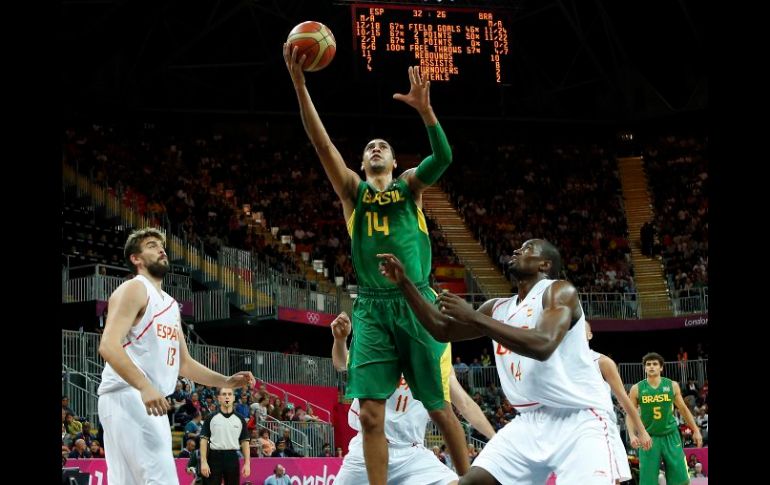 El jugador brasileño Marquinhos Vieira (c) agregó 13 puntos durante el juego. REUTERS  /