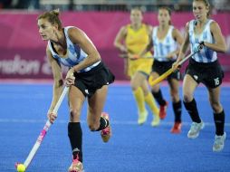 La argentina Luciana Aymar (i) conduce la bola durante el partido. EFE  /