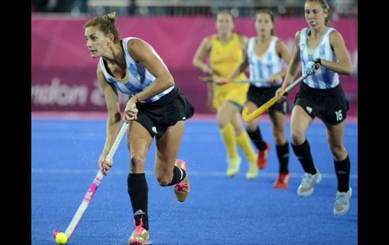 La argentina Luciana Aymar (i) conduce la bola durante el partido. EFE  /