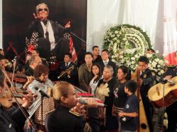 Mariachis y seguidores entonan las canciones que Chavela Vargas hizo suyas. EL UNIVERSAL  /