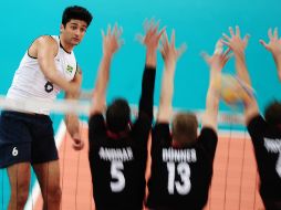 El jugador de Brasil Leandro Vissotto (i) clava la bola ante Bjorn Andrae (2i), Christian Dunnes y Simon Tischer (d) de Alemania. EFE  /