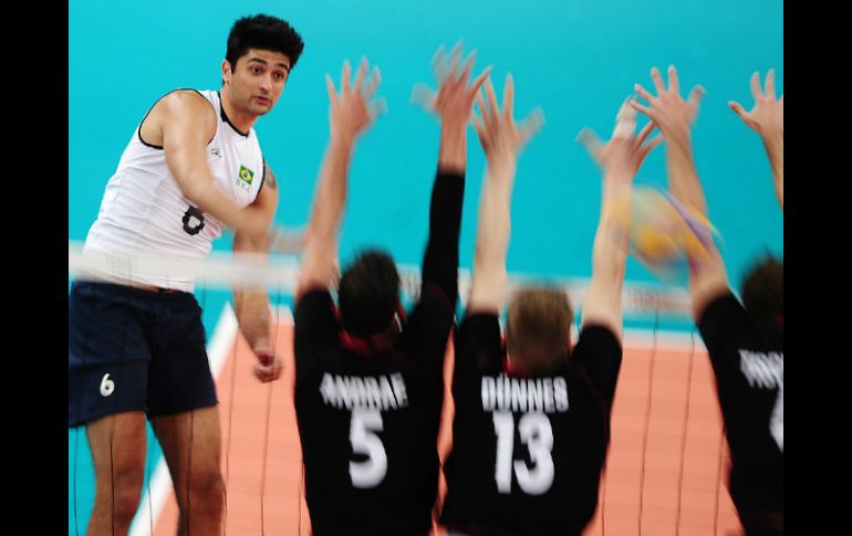 El jugador de Brasil Leandro Vissotto (i) clava la bola ante Bjorn Andrae (2i), Christian Dunnes y Simon Tischer (d) de Alemania. EFE  /