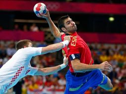 El croata Drago Vukivik (i) trata de detener al español Jorge Maqueda, durante el partido de balonmano de hoy. REUTERS  /