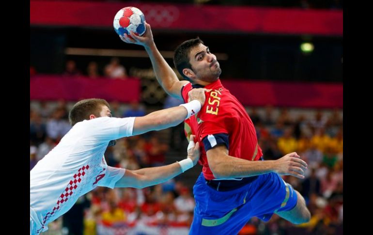 El croata Drago Vukivik (i) trata de detener al español Jorge Maqueda, durante el partido de balonmano de hoy. REUTERS  /