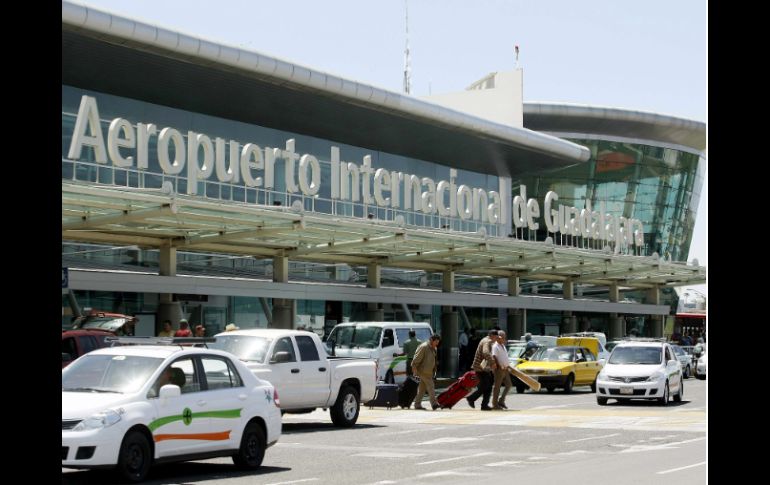 El aeropuerto Miguel Hidalgo será uno de los más beneficiados por el crédito contratado por GAP. ARCHIVO  /