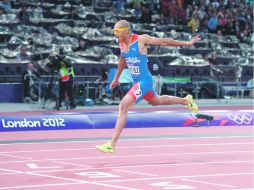 Regresa por sus fueros. El ''Superman'' Sánchez celebra tras ganar en el Estadio Olímpico la prueba de los 400 metros con vallas. EFE  /